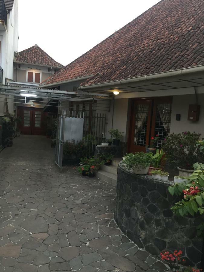De Riau Guesthouse บันดุง ภายนอก รูปภาพ