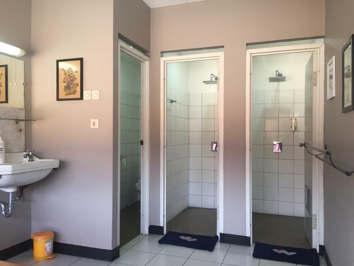 De Riau Guesthouse บันดุง ภายนอก รูปภาพ